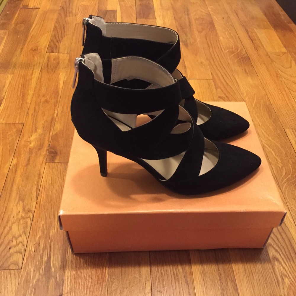 Unisa pointed toe black heel pumps